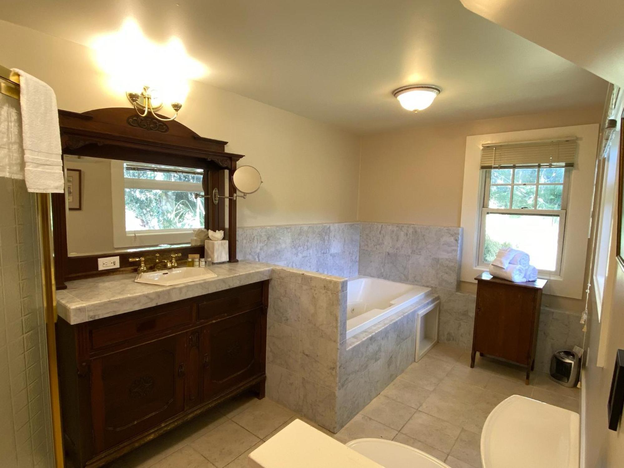 Jenner Inn Room photo